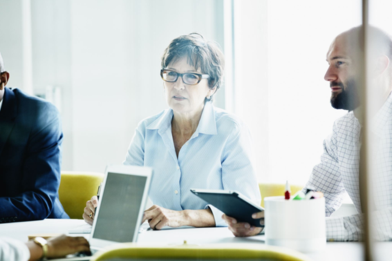 entorno de oficina con varias personas trabajando y compartiendo